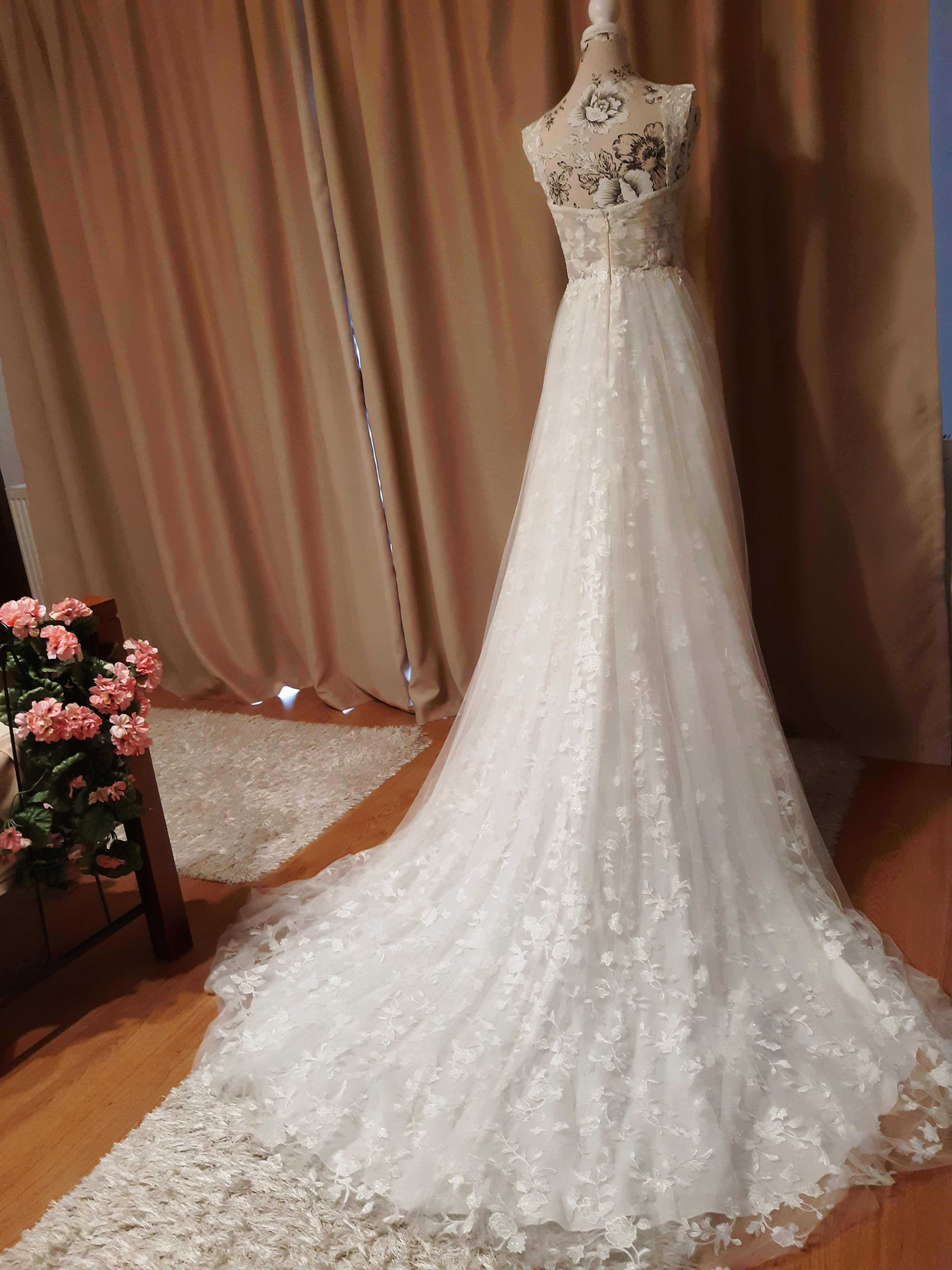 ROCHIE DE MIREASA  cu trena model deosebit din dantela