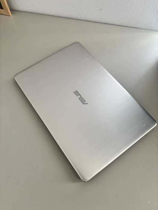 Asus ultra slim• i5-8th gen• 256gb ssd• 15” infinity edge.