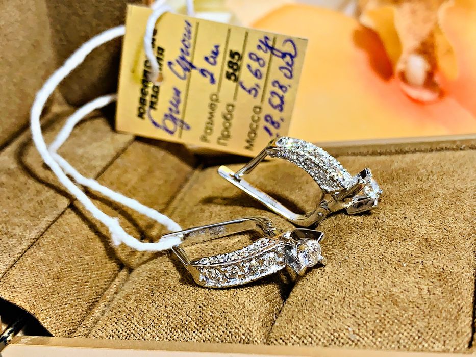 Изящные золотые серьги с бриллиантами