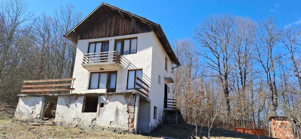 Двуетажна вила в Троянския балкан