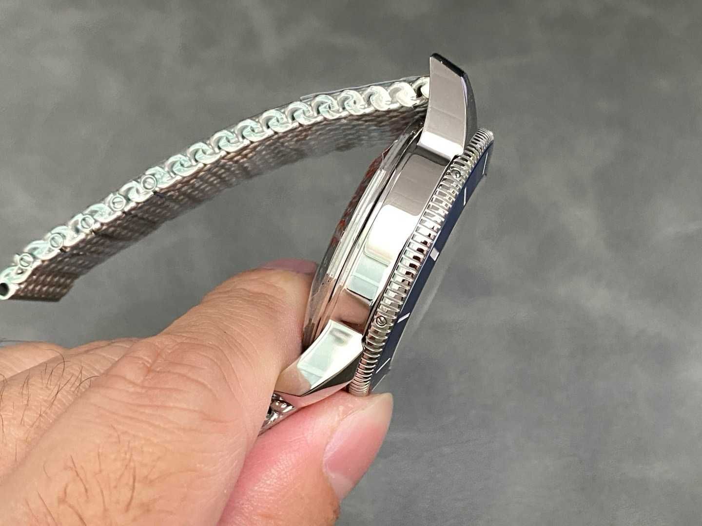 Breitling Superocean сребристо-син базал