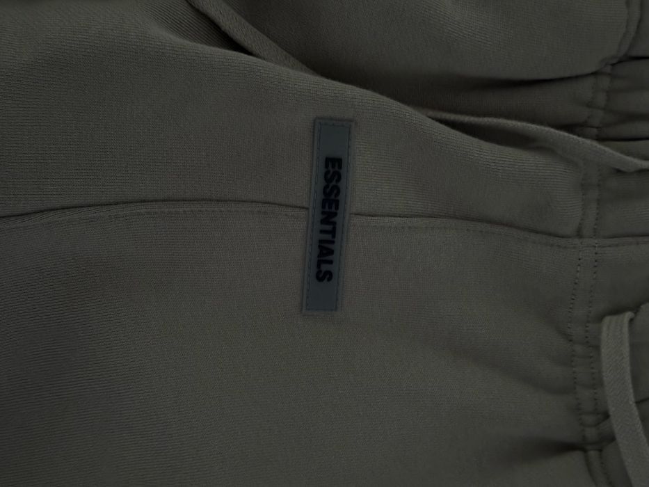 Pantaloni essentials