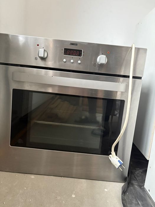 Văd cuptor  firma ZANUSSI stare nou nouță