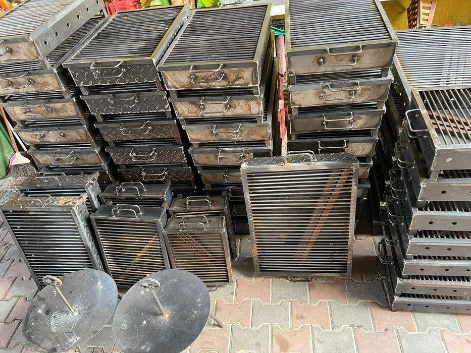 Grătare de grădină pe carbuni .