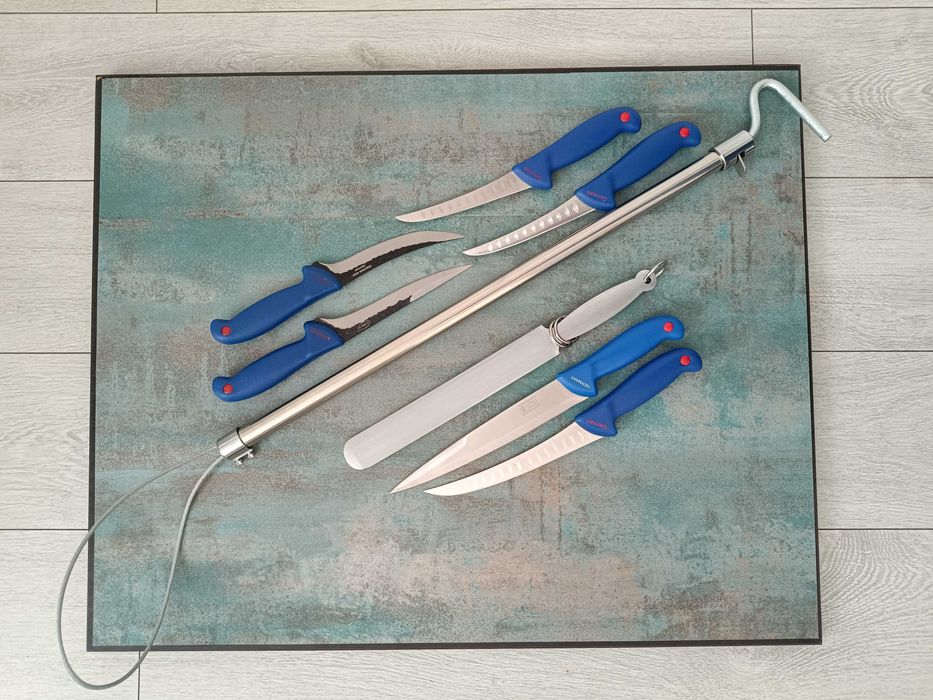 Set Cuțite Măcelărie 7 Piese + 1 Dispozitiv Tip Lasou Prindere Porci