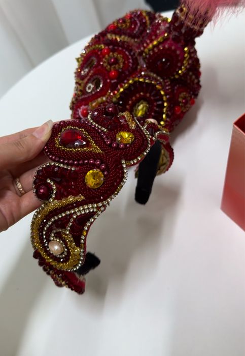 Диадема, Сәукеле Бордовый қызыл