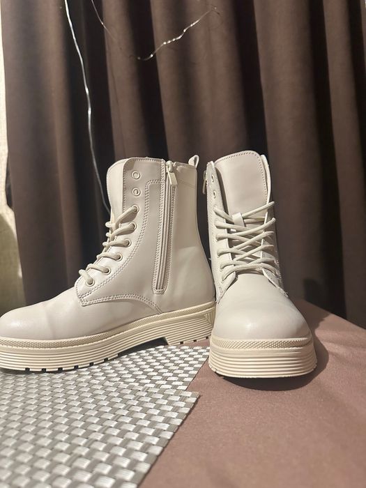 Дамски боти с връзки