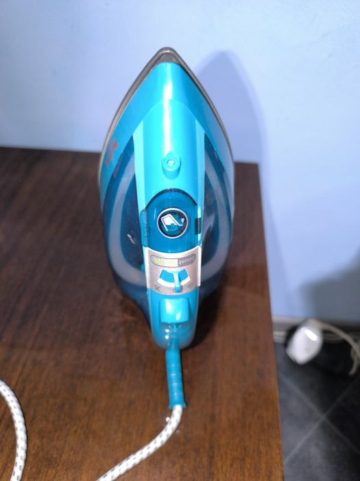 Продавам ютия тефал