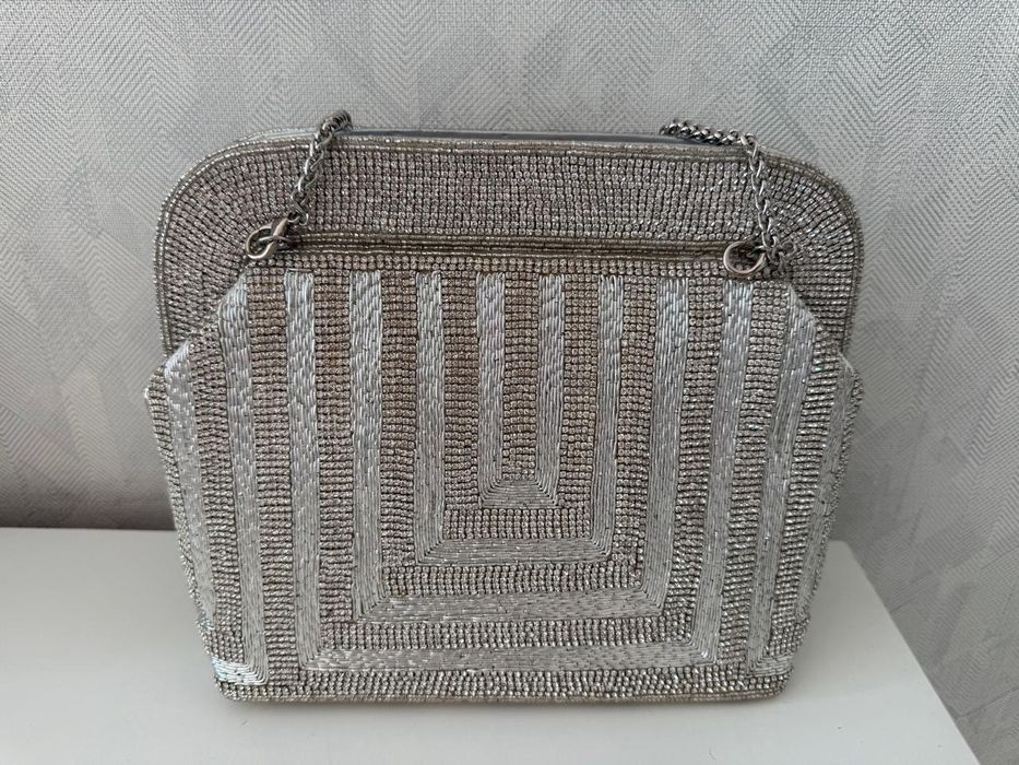 Серебристая сумочка ручной работы.