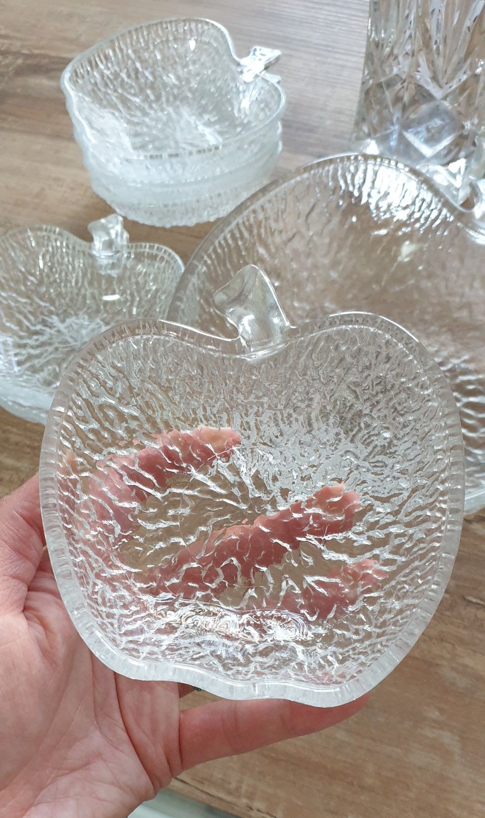Сервиз от купички ябълка и ваза