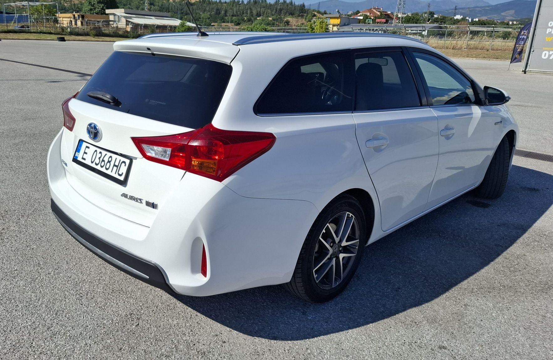 Toyota Auris 1.8 Hybrid  99 к.с 2015г.
145 000 км
Напълно обслужена
См
