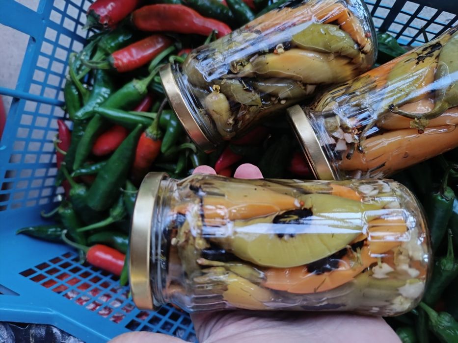 Пукани, люти чушлета с чесън и магданоз