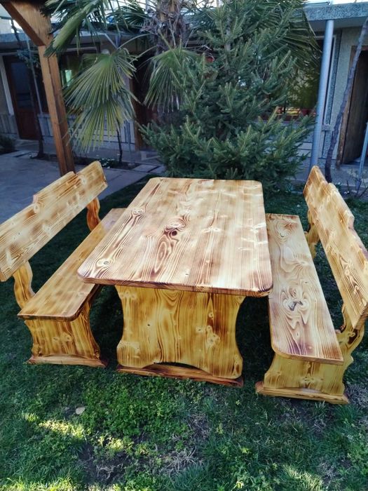 Маса с пейки .                    ,