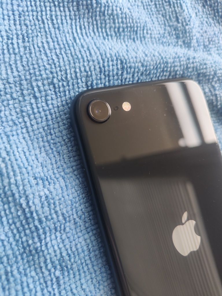 Телефон iPhone se 2020