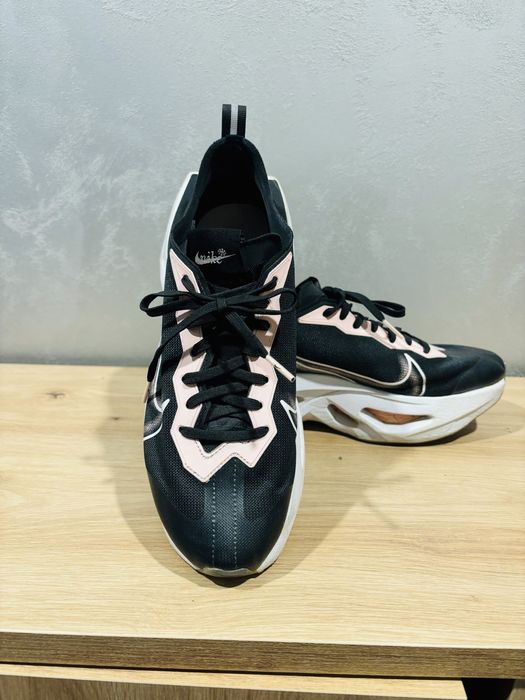 Маратонки Nike и Adidas