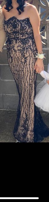 Роклята се продава