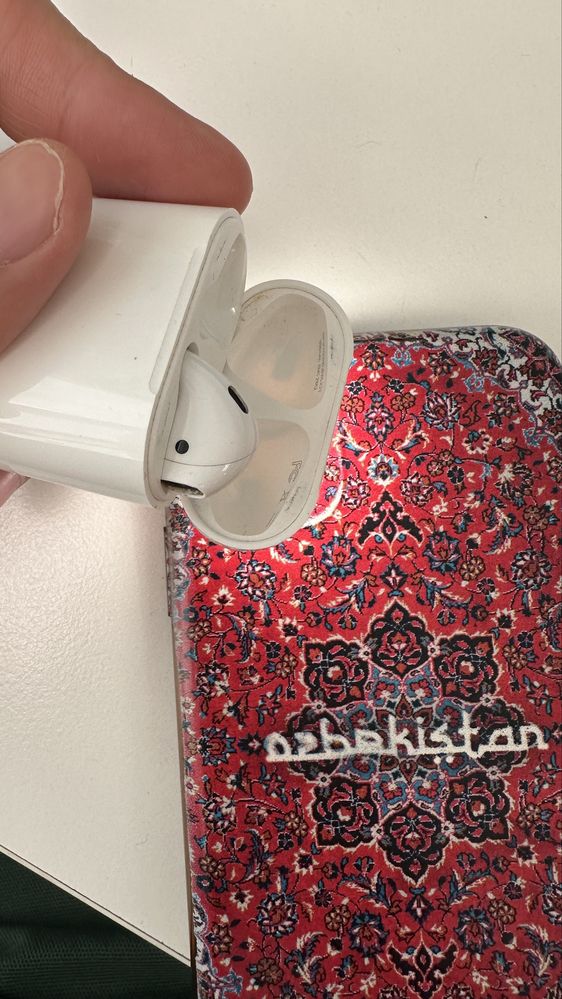 Airpods 2, кейс и правый наушник