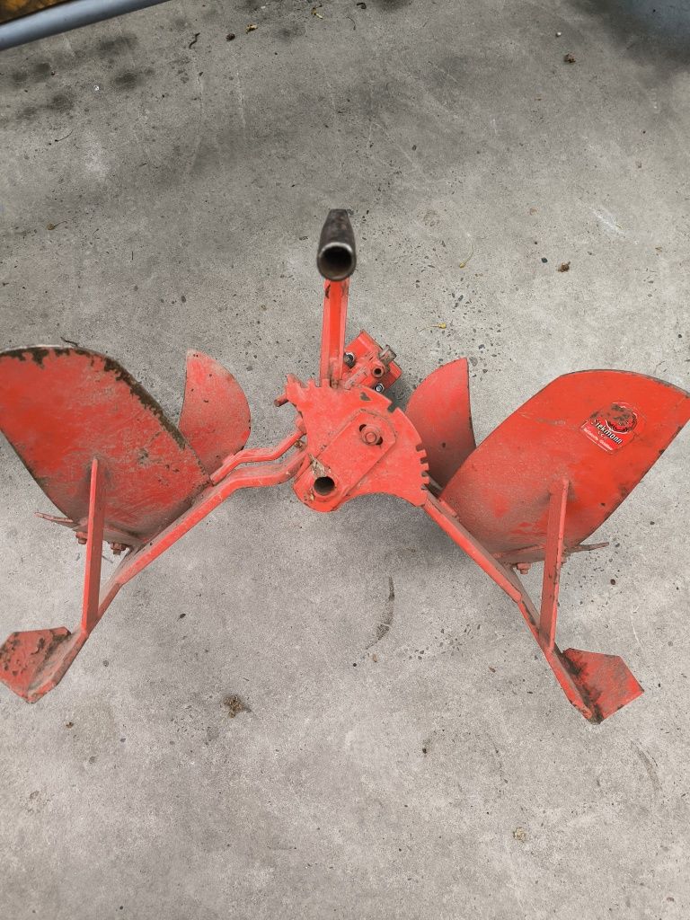 Plug motocultor reversibil
