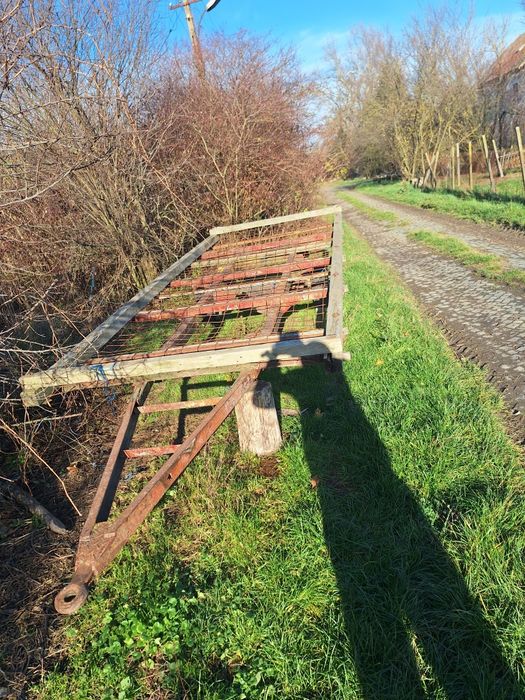 Vând platforma remorca baloti