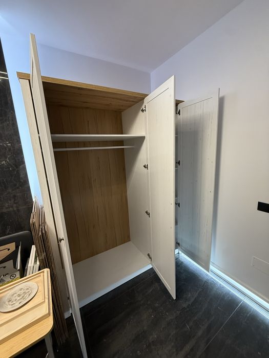 Vand dulap luat de la Jisk folosit doar 3 luni