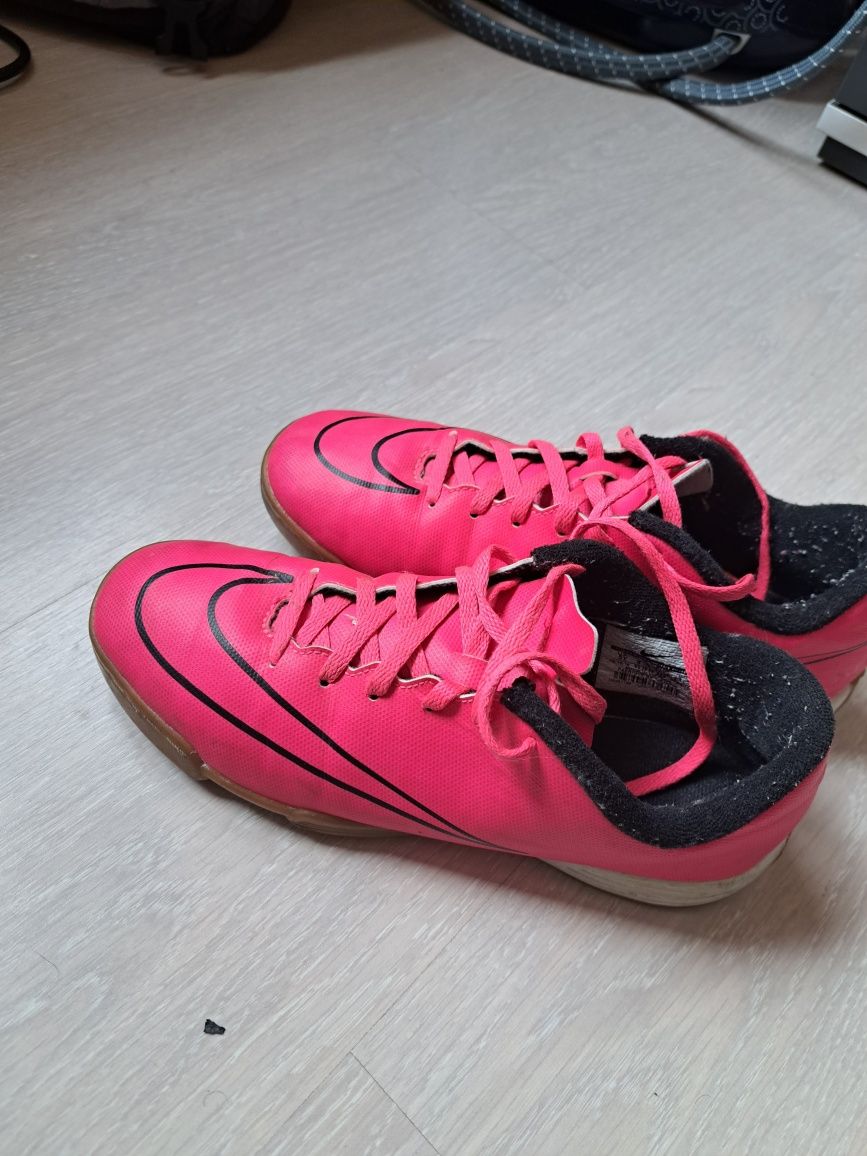 Маратонки Nike р-р 37.5