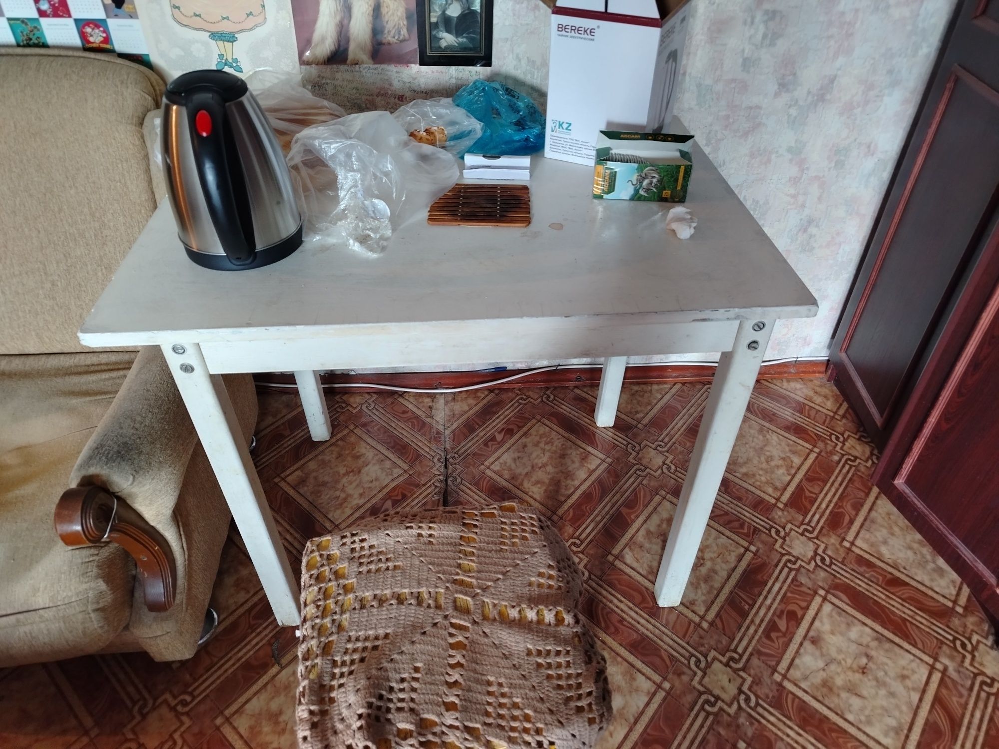 Продам стенку, прихожку с зеркалом, стол,сервант дерево