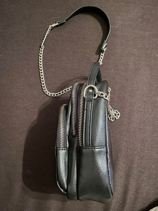 Малка черна чанта