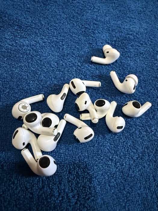 Продам наушники левый ухо и правый ухо от airpods pro