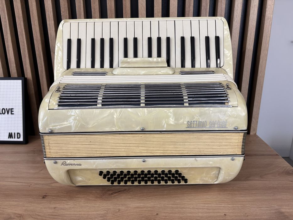 Vand acordeon Italian Septimio Soprani cu 48 de basi