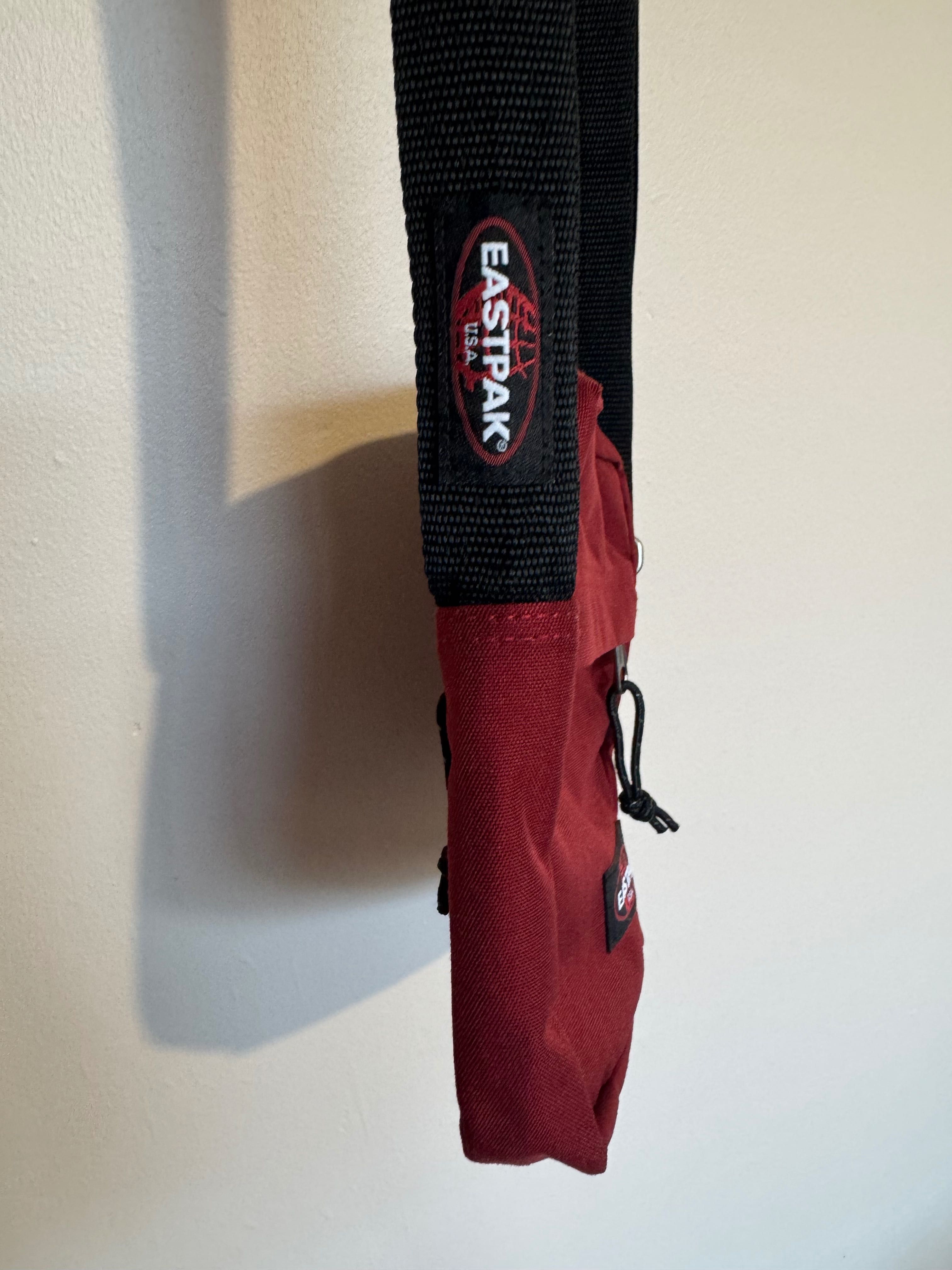 Чанта през рамо Eastpak.