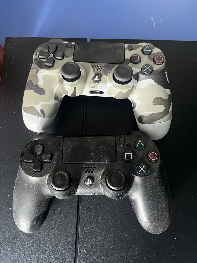 Продам PS4 + 2 контроллера