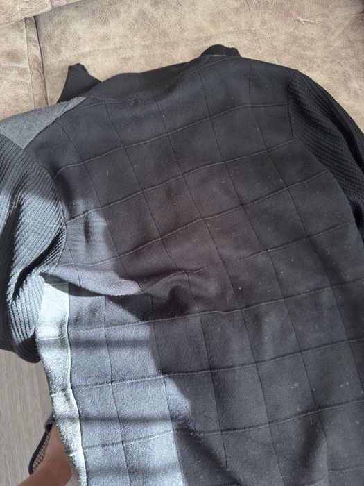 Продается свитер на замке