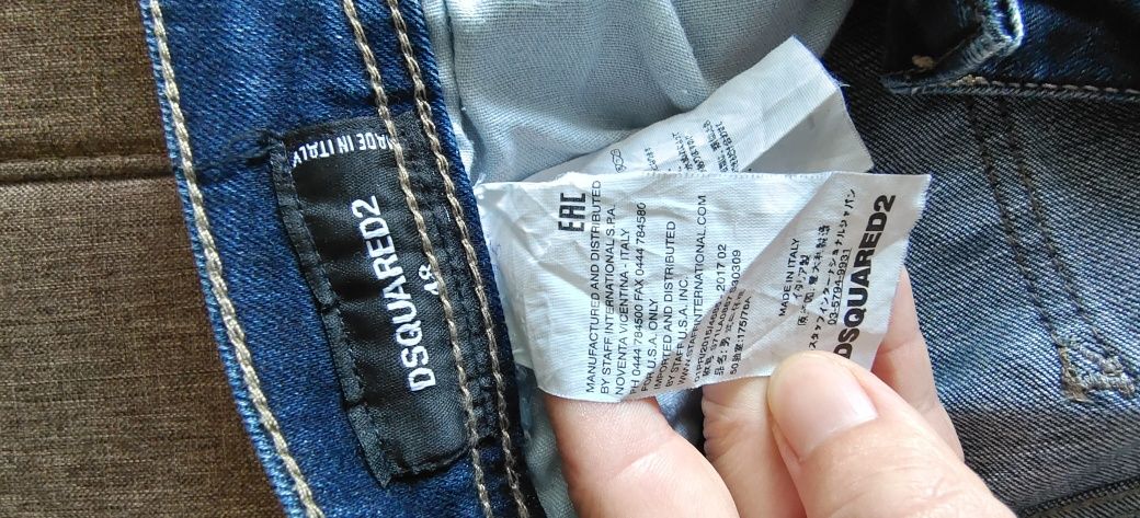 Vând jeans Dsquared2 Size 48 originali în stare excelentă