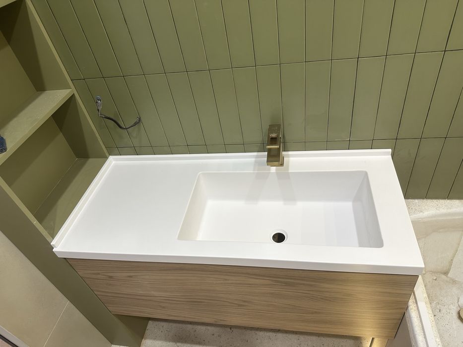 Литые столешницы с мойками в санузел из искусственного камня