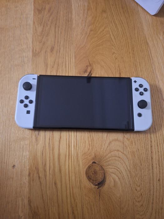 Nintendo Switch OLED+3 jocuri FIFA +Accesorii-Stare impecabilă