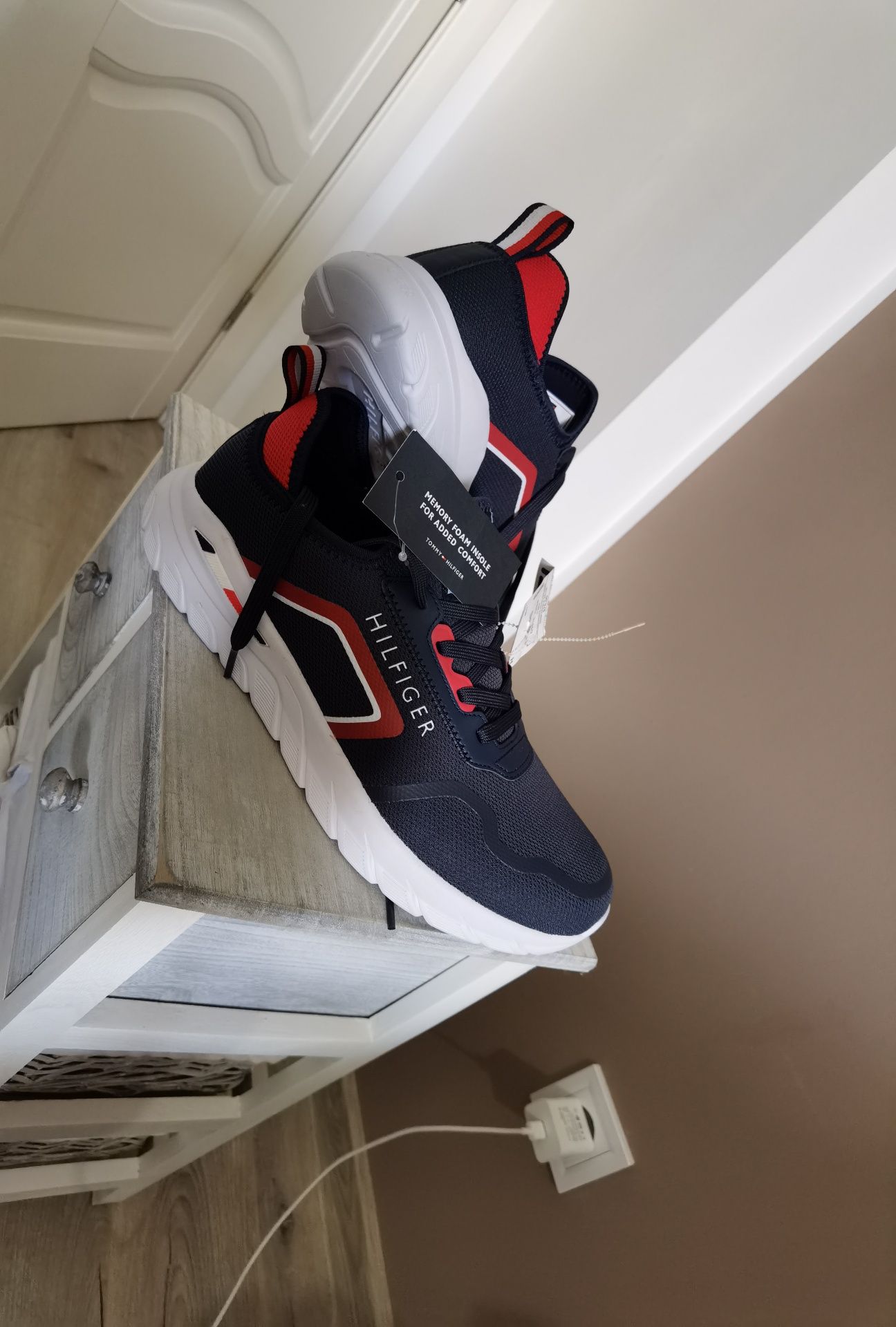 Adidasi Tommy Hilfiger noi 270  lei nr 45 1/2