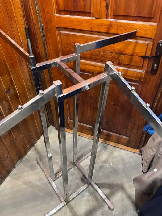 Закачалка за дрехи колани