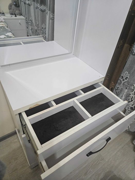 Трюмо в стиле Хайтек с сейфом и подсветкой