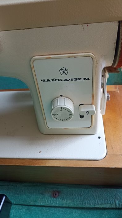 Швейная машинка Чайка прямострока зигзаг работает отлично..