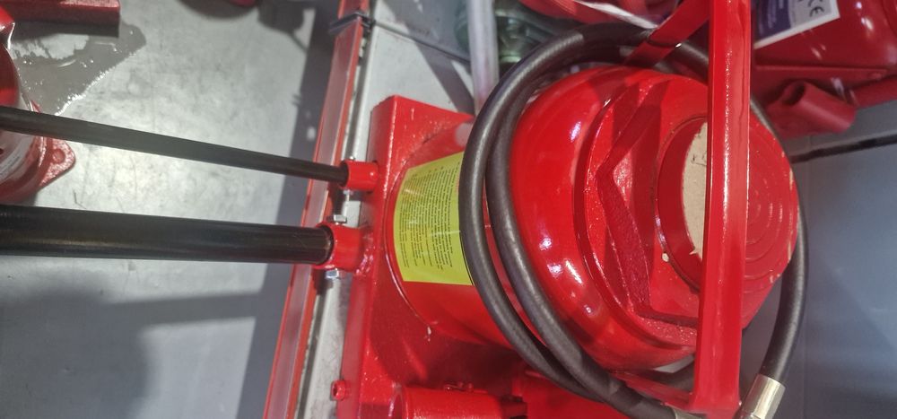 Cric pneumo hidraulic 50 tone pret 1750 lei cu tva se poate trimite pr