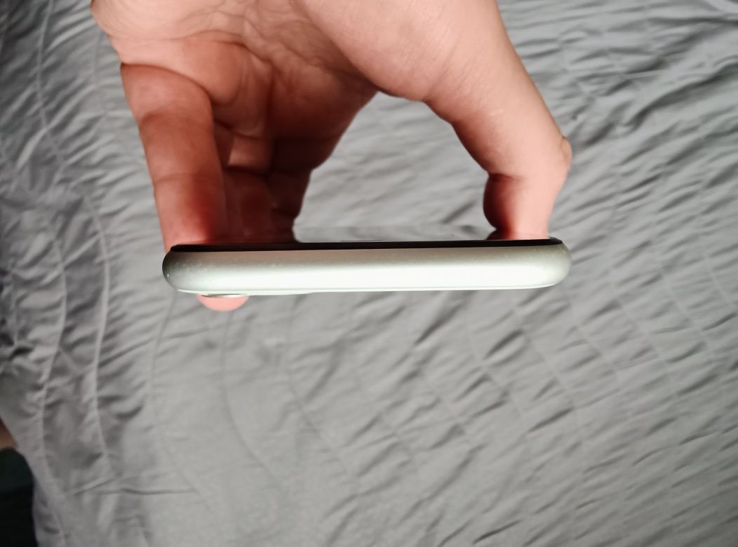 Продавам iPhone 11 White 64GB