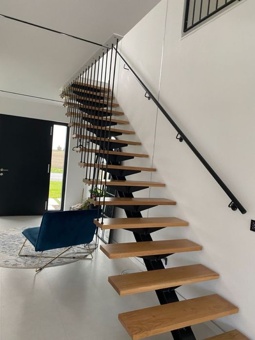Scări metalice pe un vang central cu trepte de lemn