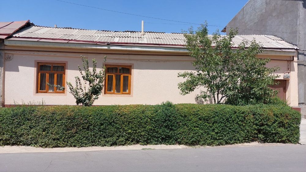 Шахар марказида ховли сотилади