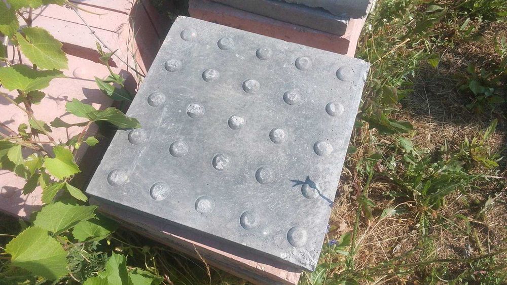 ПЛОЧКИ тротоарни 30х30см. ВТОРО качество, бетонни сиви и цветни