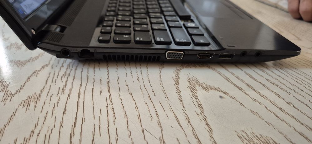 Самсунг ноутбук сотилади.3 дона кнопкаси тушган ,ишлаяпти.