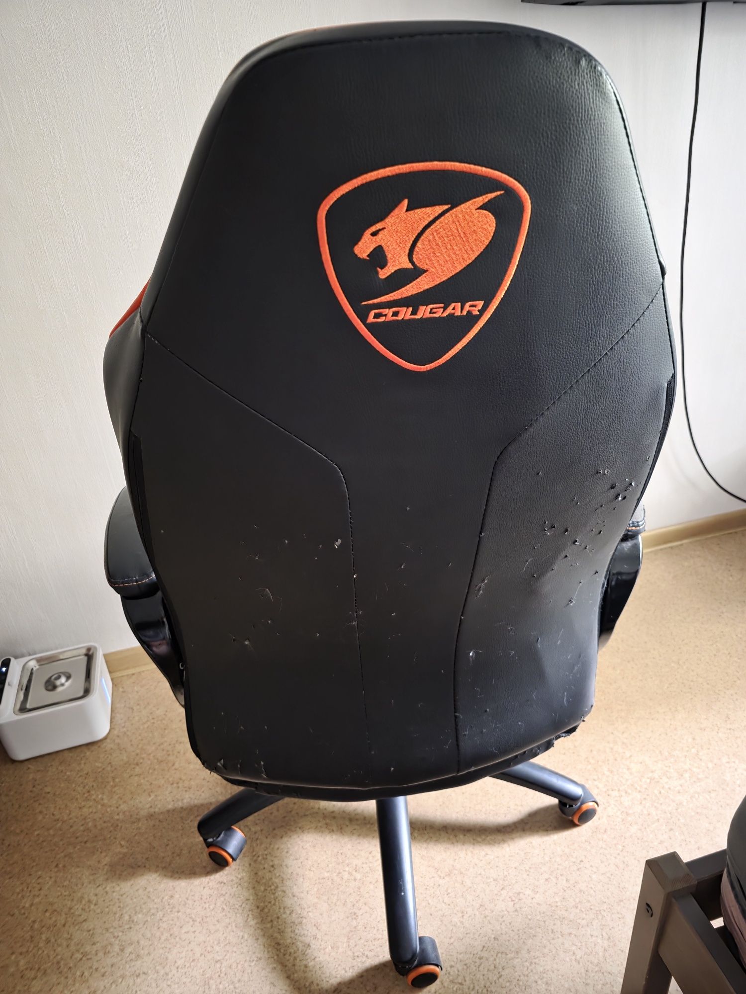Игровое кресло Cougar Fusion, требует реставрации