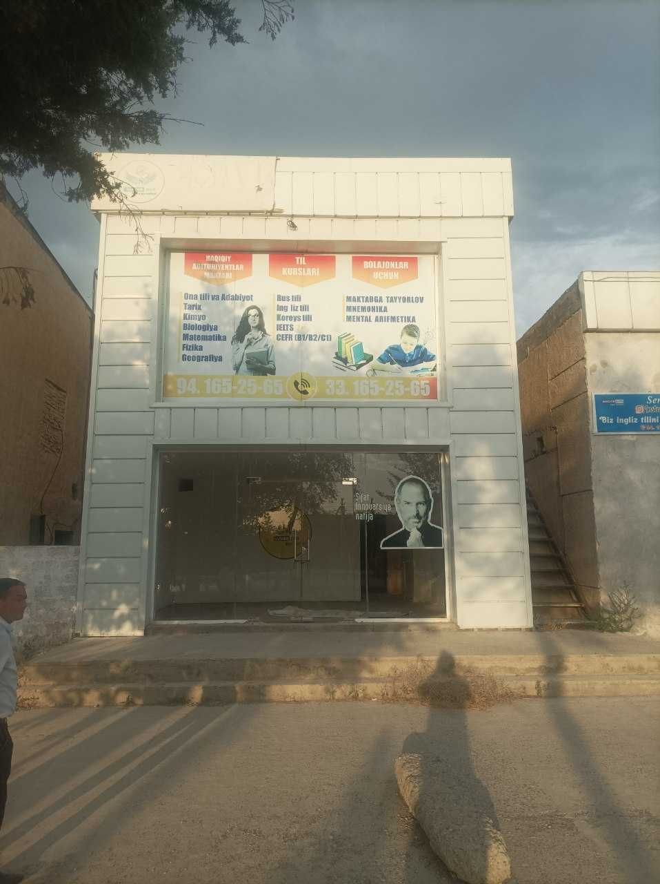 Boyovut tumanida savdo do`koni bo`lib to`lash sharti asosida sotiladi