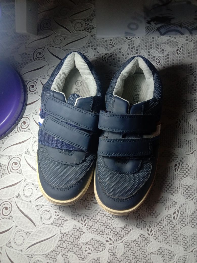 Продаю кроссовки мальчиковые.