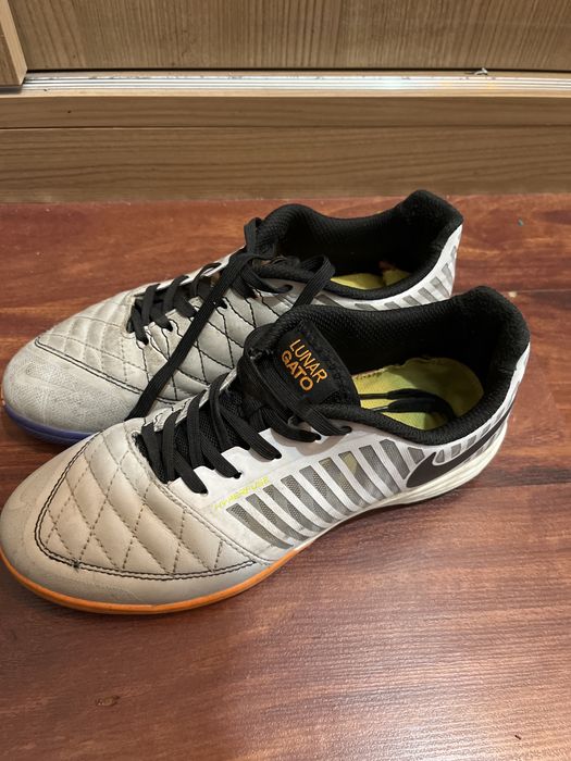 продаю футзалки лунар гето найк