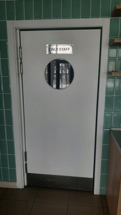 Продам дверь маятниковую (или двухсторонние распашные).